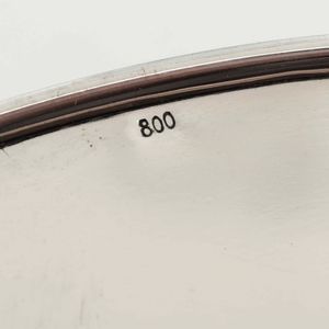 Piatto. Argento fuso, sagomato e cesellato. Argenteria italiana della prima met� del XX secolo  - Asta Argenti da collezione | XX secolo - Associazione Nazionale - Case d'Asta italiane