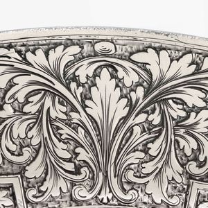 Piatto. Argento fuso, sagomato e cesellato. Argenteria italiana della prima met� del XX secolo  - Asta Argenti da collezione | XX secolo - Associazione Nazionale - Case d'Asta italiane