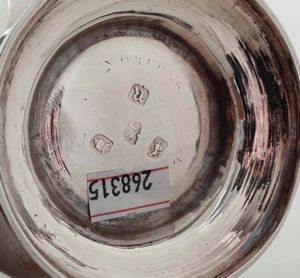 Mug in argento fuso, sbalzato e cesellato. Inghilterra, marchio della citt� di Londra per l'anno 1772, argentiere John Swift  - Asta Argenti da collezione | XX secolo - Associazione Nazionale - Case d'Asta italiane