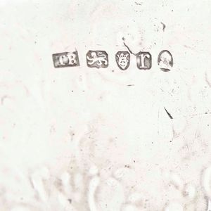 Salver. Argento fuso e inciso. Marchio della citt� di Londra per l'anno 1792, argentiere Thomas Robin  - Asta Argenti da collezione | XX secolo - Associazione Nazionale - Case d'Asta italiane