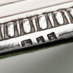 Coppia di candelieri a colonna. Argento fuso e sagomato. Londra 1766. Marchio dell�argentiere parziale di difficile lettura  - Asta Argenti da collezione | XX secolo - Associazione Nazionale - Case d'Asta italiane