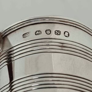 Mug in argento fuso, sbalzato e cesellato. Inghilterra, marchio della citt� di Londra per l'anno 1807, argentiere Thomas Powell  - Asta Argenti da collezione | XX secolo - Associazione Nazionale - Case d'Asta italiane