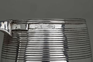 Mug. Argento fuso, sbalzato e cesellato. Inghilterra XIX secolo. Marchi consunti  - Asta Argenti da collezione | XX secolo - Associazione Nazionale - Case d'Asta italiane