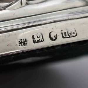 Coppia di piccoli candelieri. Argento fuso, sbalzato e cesellato. Marchi della citt� di Sheffield per l�anno 1840 e dell�argentiere SR&Co. (non identificato)  - Asta Argenti da collezione | XX secolo - Associazione Nazionale - Case d'Asta italiane