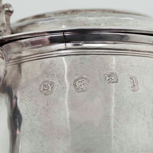 Tankard. Argento fuso e sbalzato. Londra 1692. Argentiere IY entro ovale (non identificato)  - Asta Argenti da collezione | XX secolo - Associazione Nazionale - Case d'Asta italiane