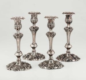 Raro insieme composto da 2 candelabri e 4 candelieri in argento Sterling fuso e cesellato. Inghilterra secondo quarto del XIX secolo. Marchi della citt� di Sheffield e dell'argentiere John Watson  (un candeliere con marchio per l'anno 1838 e rimanenti 3 candelieri e 2 candelabri con marchio per l'anno 1840)  - Asta Argenti da collezione | XX secolo - Associazione Nazionale - Case d'Asta italiane