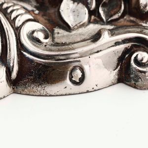 Raro insieme composto da 2 candelabri e 4 candelieri in argento Sterling fuso e cesellato. Inghilterra secondo quarto del XIX secolo. Marchi della citt� di Sheffield e dell'argentiere John Watson  (un candeliere con marchio per l'anno 1838 e rimanenti 3 candelieri e 2 candelabri con marchio per l'anno 1840)  - Asta Argenti da collezione | XX secolo - Associazione Nazionale - Case d'Asta italiane