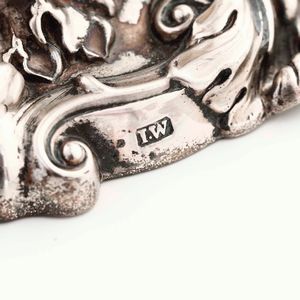 Raro insieme composto da 2 candelabri e 4 candelieri in argento Sterling fuso e cesellato. Inghilterra secondo quarto del XIX secolo. Marchi della citt� di Sheffield e dell'argentiere John Watson  (un candeliere con marchio per l'anno 1838 e rimanenti 3 candelieri e 2 candelabri con marchio per l'anno 1840)  - Asta Argenti da collezione | XX secolo - Associazione Nazionale - Case d'Asta italiane