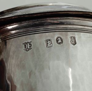 Tankard. Argento fuso, sbalzato e cesellato. Marchi della citt di Londra per lanno 1698 e dellargentiere Sam Deil  - Asta Argenti da collezione | XX secolo - Associazione Nazionale - Case d'Asta italiane