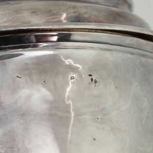 Tankard. Argento fuso, sbalzato e cesellato. Londra fine XVII - inizi XVIII secolo. Marchi consunti di difficile lettura  - Asta Argenti da collezione | XX secolo - Associazione Nazionale - Case d'Asta italiane