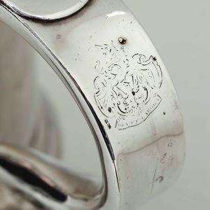 Tankard. Argento fuso, sbalzato e cesellato. Londra fine XVII - inizi XVIII secolo. Marchi consunti di difficile lettura  - Asta Argenti da collezione | XX secolo - Associazione Nazionale - Case d'Asta italiane