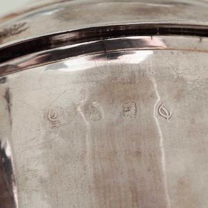 Tankard. Argento fuso, sbalzato e cesellato. Londra 1713. Marchio dellargentiere consunto di difficile lettura  - Asta Argenti da collezione | XX secolo - Associazione Nazionale - Case d'Asta italiane