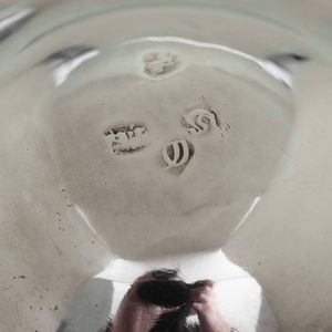 Tankard. Argento fuso, sbalzato e cesellato. Londra 1713. Marchio dellargentiere consunto di difficile lettura  - Asta Argenti da collezione | XX secolo - Associazione Nazionale - Case d'Asta italiane