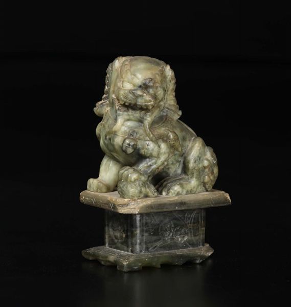 Figura di cane di Pho in giada verde e russet, Cina, XX secolo  - Asta Chinese Works of Art - Associazione Nazionale - Case d'Asta italiane