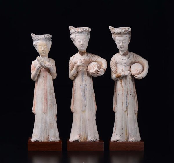 Tre suonatrici in terracotta dipinta, Cina, Dinastia Tang (618-906)  - Asta Chinese Works of Art - Associazione Nazionale - Case d'Asta italiane