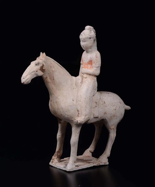 Figura di cavaliere a cavallo in terracotta dipinta, Cina, Dinastia Tang (618-906)  - Asta Chinese Works of Art - Associazione Nazionale - Case d'Asta italiane
