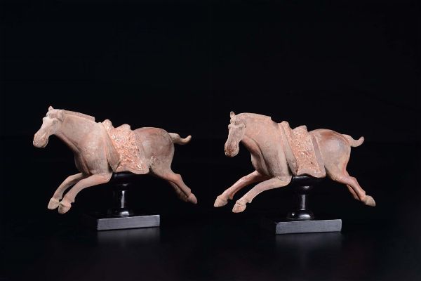 Coppia di cavalli in terracotta dipinta, Cina, Dinastia Tang (618-906)  - Asta Chinese Works of Art - Associazione Nazionale - Case d'Asta italiane