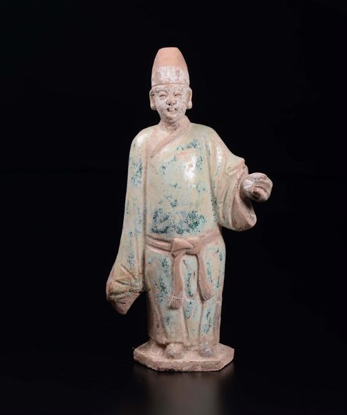 Figura di dignitario in terracotta smaltata, Cina, Dinastia Ming, XVII secolo  - Asta Chinese Works of Art - Associazione Nazionale - Case d'Asta italiane