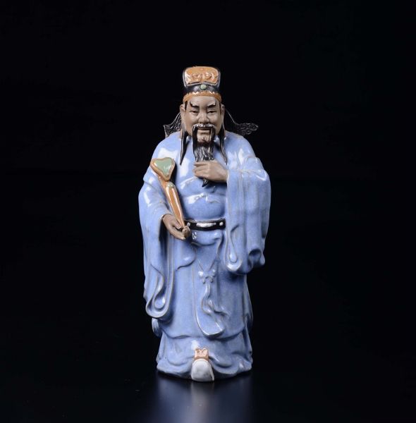 Figura di dignitario con ruyi in terracotta smaltata, Cina, inizio XX secolo  - Asta Chinese Works of Art - Associazione Nazionale - Case d'Asta italiane