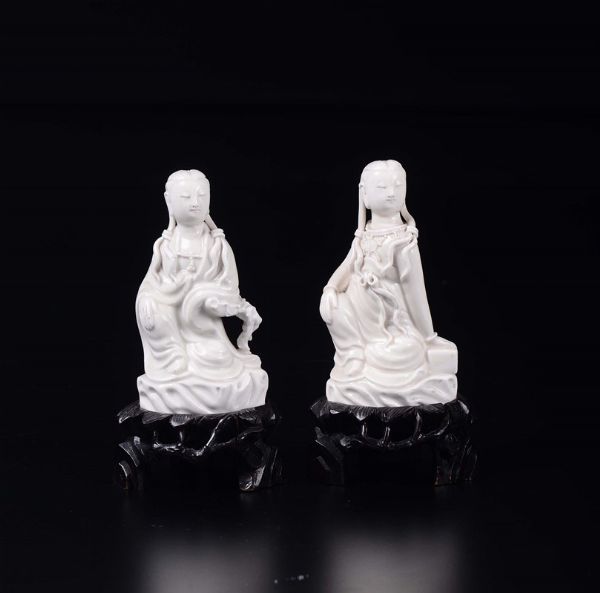 Due Guanyin sedute in porcellana Blanc de Chine, Cina, Dinastia Qing, XIX secolo  - Asta Chinese Works of Art - Associazione Nazionale - Case d'Asta italiane