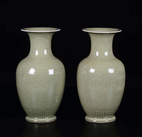 Coppia di vasi in porcellana Celadon con fiori di loto, Cina, XX secolo  - Asta Chinese Works of Art - Associazione Nazionale - Case d'Asta italiane