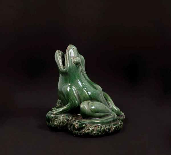 Rana in terracotta a smalto verde, Cina, XX secolo  - Asta Chinese Works of Art - Associazione Nazionale - Case d'Asta italiane