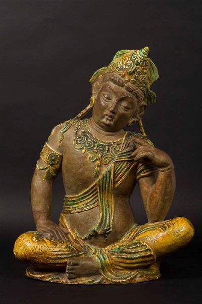 Figura di divinit seduta in terracotta con smalti Sancai, XX secolo  - Asta Chinese Works of Art - Associazione Nazionale - Case d'Asta italiane