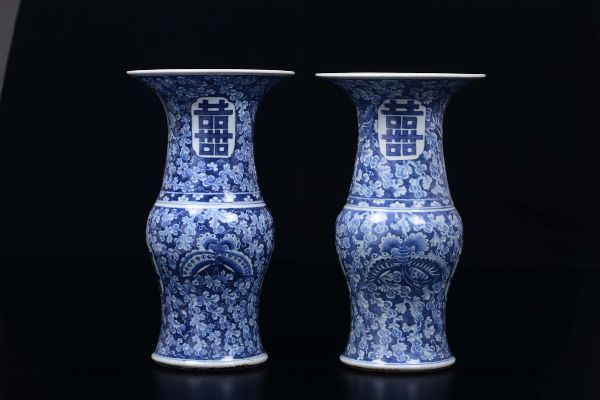 Coppia di vasi in porcellana bianca e blu con ideogrammi, Cina, Dinastia Qing, XIX secolo  - Asta Chinese Works of Art - Associazione Nazionale - Case d'Asta italiane