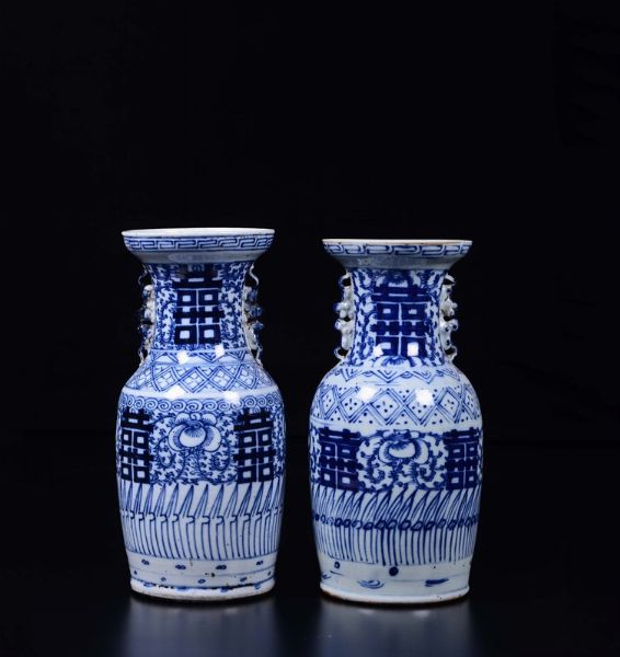 Due vasi in porcellana bianca a blu a doppia ansa, Cina, Dinastia Qing, XIX secolo  - Asta Chinese Works of Art - Associazione Nazionale - Case d'Asta italiane