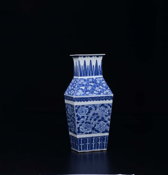 Vaso in porcellana bianca e blu a base quadrata, Cina, Dinastia Qing, XIX secolo  - Asta Chinese Works of Art - Associazione Nazionale - Case d'Asta italiane