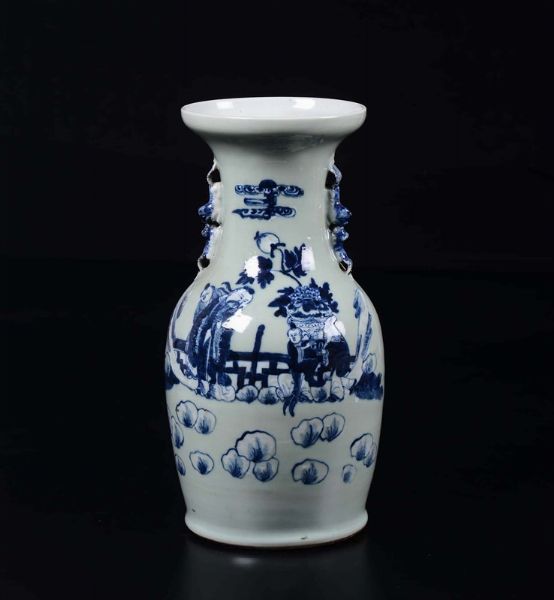 Due vasi in porcellana bianca e blu con personaggi, Cina, inizio XX secolo  - Asta Chinese Works of Art - Associazione Nazionale - Case d'Asta italiane
