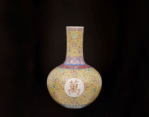Vaso in porcellana a fondo giallo con ideogrammi entro riserve, Cina, XX secolo  - Asta Chinese Works of Art - Associazione Nazionale - Case d'Asta italiane