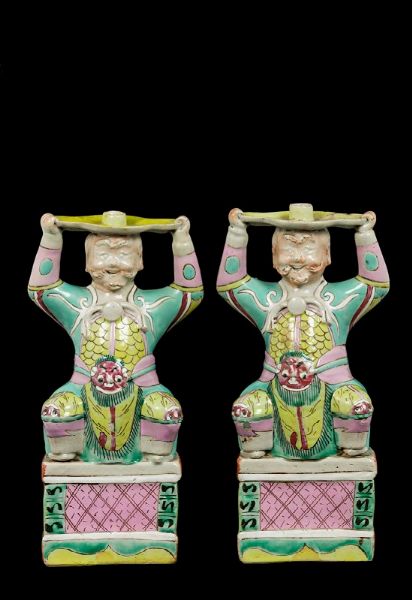 Due candelieri in porcellana a smalti policromi, Cina, Dinastia Qing, epoca Jiaqing (1796-1820)  - Asta Chinese Works of Art - Associazione Nazionale - Case d'Asta italiane