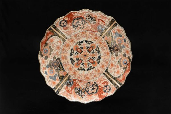 Piatto in porcellana Imari a decoro floreale, Giappone, XIX secolo  - Asta Chinese Works of Art - Associazione Nazionale - Case d'Asta italiane
