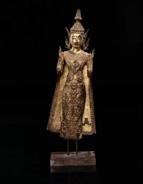 Figura di Buddha eretto in bronzo dorato, Thailandia, XIX secolo  - Asta Chinese Works of Art - Associazione Nazionale - Case d'Asta italiane
