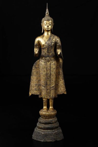 Figura di Buddha eretto in bronzo dorato, Thailandia, XIX secolo  - Asta Chinese Works of Art - Associazione Nazionale - Case d'Asta italiane