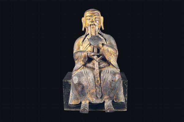 Figura di dignitario seduto con ruyi in bronzo con tracce doratura, Cina, Dinastia Ming, XVII secolo  - Asta Chinese Works of Art - Associazione Nazionale - Case d'Asta italiane