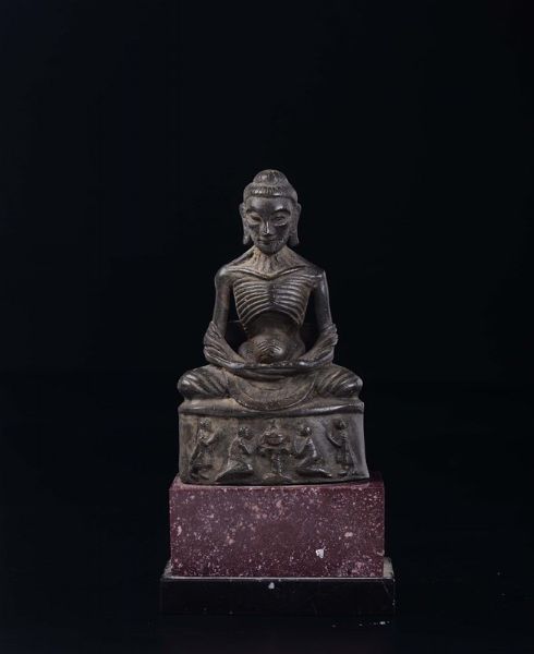 Figura di Luohan in bronzo con base in granito, Thailandia, XIX secolo  - Asta Chinese Works of Art - Associazione Nazionale - Case d'Asta italiane