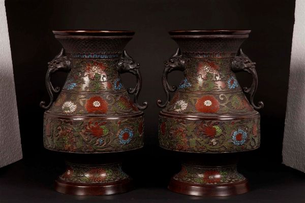 Coppia di vasi in bronzo con smalti a decoro floreale, Giappone, XIX secolo  - Asta Chinese Works of Art - Associazione Nazionale - Case d'Asta italiane