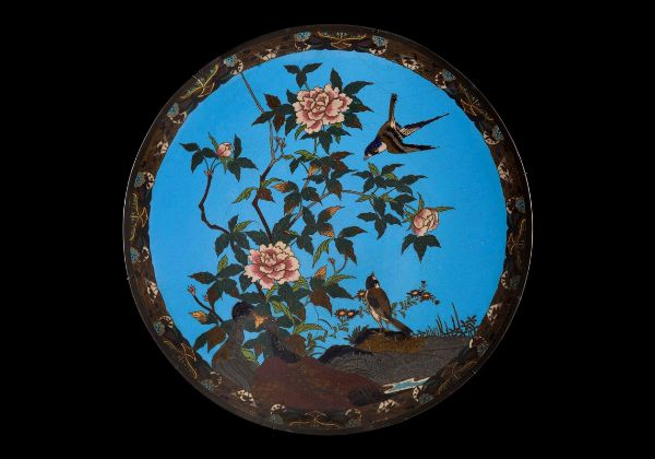 Grande piatto a smalti cloisonn con fiori ed uccellini, Giappone, XIX secolo  - Asta Chinese Works of Art - Associazione Nazionale - Case d'Asta italiane