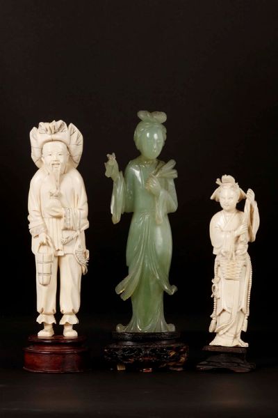 Lotto composto da due figure in avorio ed una Guanyin in giada verde, Cina, inizio XX secolo  - Asta Chinese Works of Art - Associazione Nazionale - Case d'Asta italiane