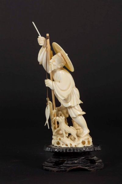 Figura di pescatore scolpito in avorio, Cina, inizio XX secolo  - Asta Chinese Works of Art - Associazione Nazionale - Case d'Asta italiane