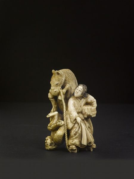 Gruppo scolpito in avorio raffigurante due popolani con cavallo, Giappone, epoca Meiji, XIX secolo  - Asta Chinese Works of Art - Associazione Nazionale - Case d'Asta italiane