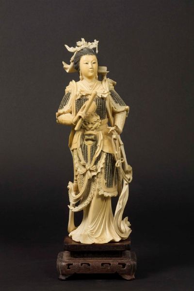 Figura di Guanyin con spada scolpita in avorio, Cina, inizio XX secolo  - Asta Chinese Works of Art - Associazione Nazionale - Case d'Asta italiane