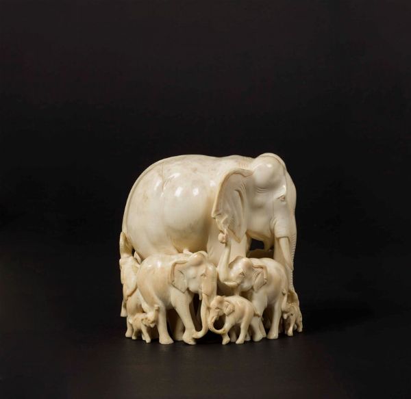 Gruppo scolpito in avorio raffigurante elefanti  - Asta Chinese Works of Art - Associazione Nazionale - Case d'Asta italiane