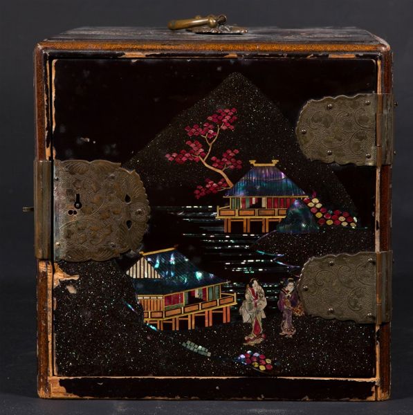 Portagioie in legno laccato con decoro a bolli, Giappone, XX secolo  - Asta Chinese Works of Art - Associazione Nazionale - Case d'Asta italiane