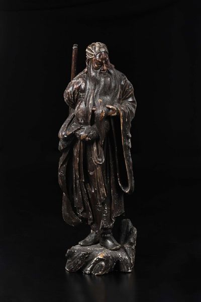 Figura di saggio scolpito in legno, Cina, Dinastia Qing, XIX secolo  - Asta Chinese Works of Art - Associazione Nazionale - Case d'Asta italiane