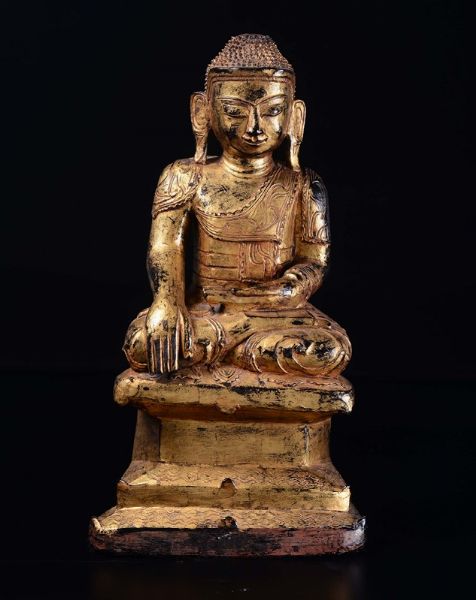Figura di Buddha in legno dorato, Thailandia, inizio XX secolo  - Asta Chinese Works of Art - Associazione Nazionale - Case d'Asta italiane