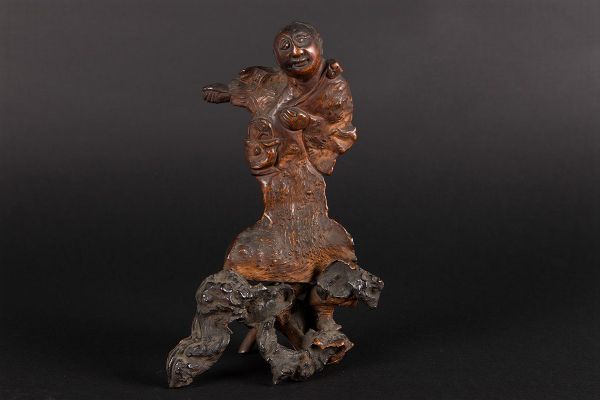 Figura di saggio scolpita in legno, Cina, Dinastia Qing, XIX secolo  - Asta Chinese Works of Art - Associazione Nazionale - Case d'Asta italiane