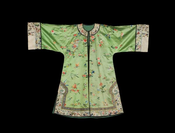 Veste in seta a fondo verde con decoro di fiori e farfalle, Cina, inizio XX secolo  - Asta Chinese Works of Art - Associazione Nazionale - Case d'Asta italiane